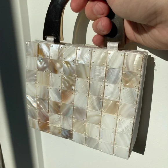 Elegant Small Shell Handbag - Picture 3 of 4